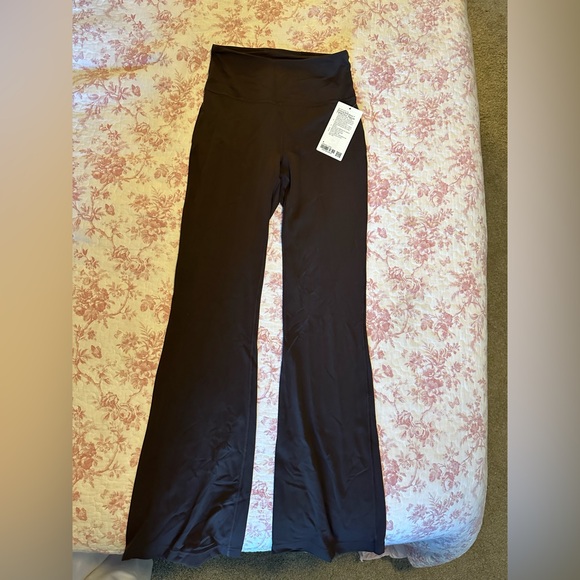 NEW WITH TAG Lululemon Groove Nulu Super High Rise Flared Pant in Espresso - Picture 1 of 4